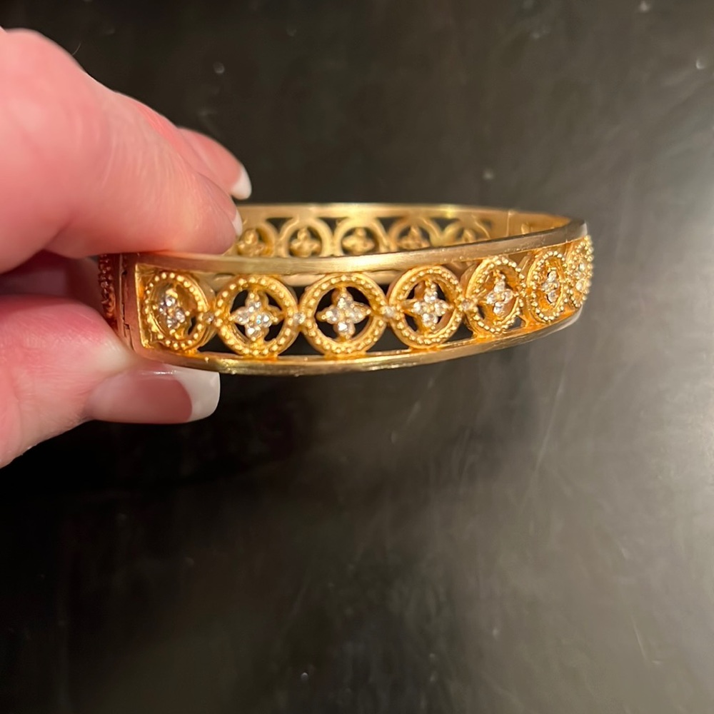 NWT Gold tone clasp bracelet with Swarovski crystals.